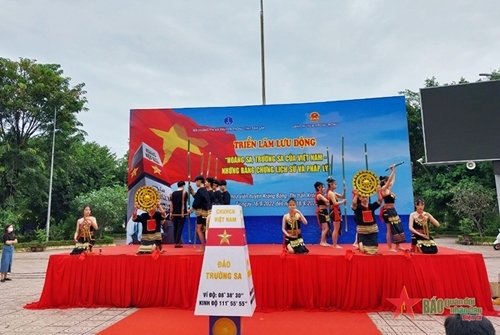 ລາຍການສະແດງສິລະປະທີ່ພິທີເປີດງານວາງສະແດງ. ພາບ: ເລອານ.