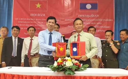 ພິທີລົງນາມໃນບົດບັນທຶກຊ່ວຍຈຳສືບຕໍ່ສົມທົບກັນປະຕິບັດໜ້າທີ່ຊອກຄົ້ນ ແລະທ້ອນໂຮມອັດຖິນັກຮົບເສຍສະຫຼະຊີວິດເພື່ອຊາດ. ພາບ: Quangbinh.gov.vn