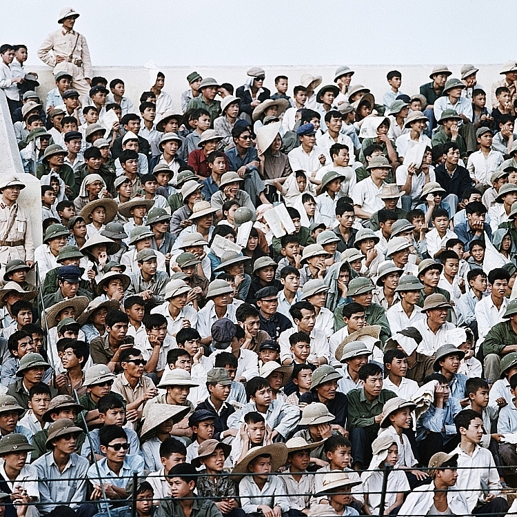 ຊົມເບິ່ງຮ່າໂນ້ຍ ໄລຍະ ປີ 1967 - 1975 ທີ່ໄດ້ຖ່າຍໂດຍຊ່າງຖ່າຍຮູບເຢຍລະມັນ Thomas Billhardt ຊ ມເບ ງຮ າໂນ ຍ ໄລຍະ ປ 1967 1975 ທ ໄດ ຖ າຍໂດຍຊ າງຖ າຍຮ ບເຢຍລະມ ນ thomas billhardt