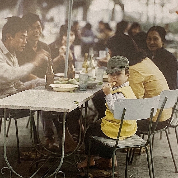 ຊົມເບິ່ງຮ່າໂນ້ຍ ໄລຍະ ປີ 1967 - 1975 ທີ່ໄດ້ຖ່າຍໂດຍຊ່າງຖ່າຍຮູບເຢຍລະມັນ Thomas Billhardt ຊ ມເບ ງຮ າໂນ ຍ ໄລຍະ ປ 1967 1975 ທ ໄດ ຖ າຍໂດຍຊ າງຖ າຍຮ ບເຢຍລະມ ນ thomas billhardt