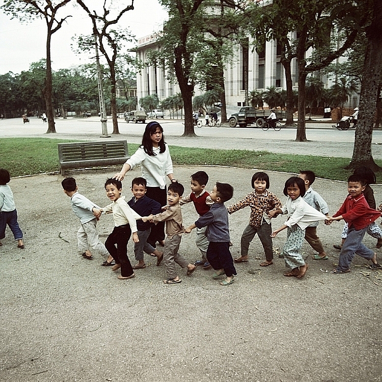 ຊົມເບິ່ງຮ່າໂນ້ຍ ໄລຍະ ປີ 1967 - 1975 ທີ່ໄດ້ຖ່າຍໂດຍຊ່າງຖ່າຍຮູບເຢຍລະມັນ Thomas Billhardt ຊ ມເບ ງຮ າໂນ ຍ ໄລຍະ ປ 1967 1975 ທ ໄດ ຖ າຍໂດຍຊ າງຖ າຍຮ ບເຢຍລະມ ນ thomas billhardt