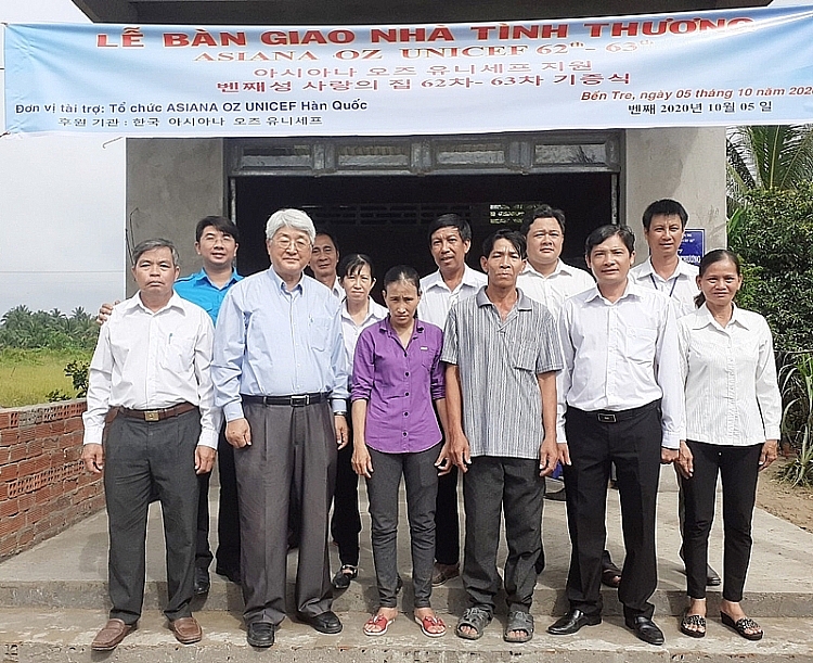 ອ ງການ global vision ມອບເຮ ອນເອ ອອາທອນທ ມ ມ ນຄ າ 76 ລ ານດ ງ ຢ ເບນແຈ ສສ ຫວຽດນາມ