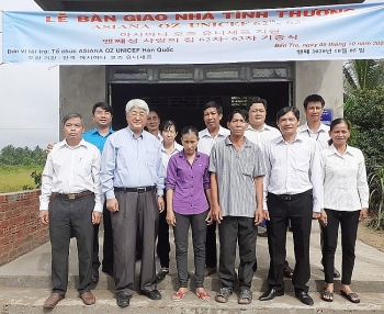 ອົງການ Global Vision  ມອບເຮືອນເອື້ອອາທອນທີ່ມີມູນຄ່າ 76 ລ້ານດົ່ງ ຢູ່ ເບນແຈ ສສ ຫວຽດນາມ