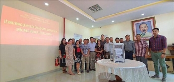 ຊາວຫວຽດນາມ ອາໄສ ຢູ່ ກຳປູເຈຍ ບໍລິຈາກເງິນສະໜັບສະໜູນພໍ່ແມ່ປະຊາຊົນຢູ່ພາກກາງ ຫວຽດນາມ