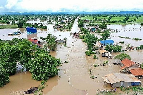 ສະຫະພາບເອີລົບ (ອີຢູ) ຊ່ວຍເຫຼືອມະນຸດສະທຳດ່ວນໃຫ້ແກ່ບັນດາຄອບຄົວທີ່ຖືກຜົນສະທ້ອນຈາກໄພນ້ຳຖ້ວມຢູ່ບັນດາແຂວງເຂດພາກກາງ ສະຫະພາບເອ ລ ບ ອ ຢ ຊ ວຍເຫ ອມະນ ດສະທຳດ ວນໃຫ ແກ ບ ນດາຄອບຄ ວທ ຖ ກຜ ນສະທ ອນຈາກໄພນ ຳຖ ວມຢ ບ ນດາແຂວງເຂດພາກກາງ