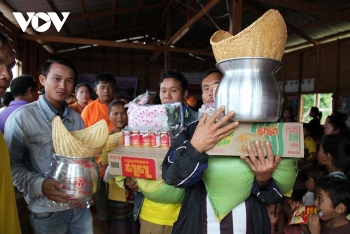 ຄະນະອາສາສະໝັກທຳການກຸສົນຂອງປະຊາຄົມຊາວ ຫວຽດນາມ ຢູ່ນະຄອນຫລວງ ວຽງຈັນລົງຢື້ຢາມຖາມຂ່າວ ແລະ ມອບຂອງຂວັນ, ໜູນຊ່ວຍປະຊາຊົນເຂດຖືກນ້ຳຖ້ວມຢູ່ແຂວງ ສະຫວັນນະເຂດ