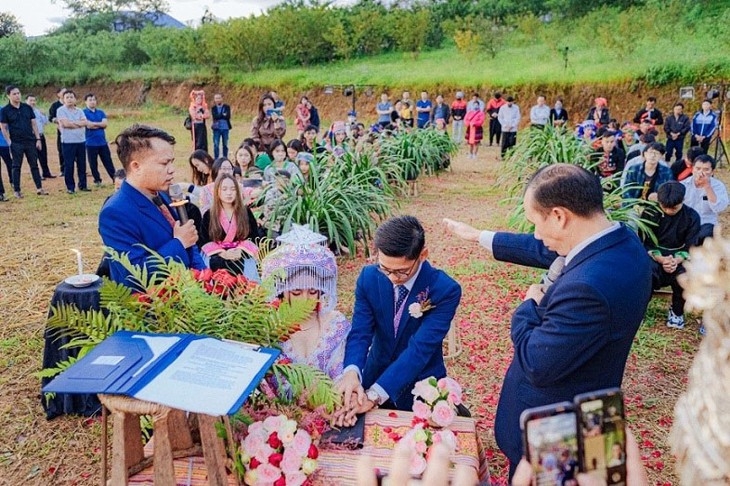 ຍາດຕິພີ່ນ້ອງຝ່າຍເຈົ້າສາວ ແລະ ຊາວບ້ານເປັນສັກຂີພິຍານໃນພິທີງານແຕ່ງດອງ. ສ່ວນພໍ່ແມ່ຂອງເຈົ້າບ່າວພ້ອມດ້ວຍ 2 ຄອບຄົວໄດ້ເຂົ້າຮ່ວມງານແຕ່ງດອງທາງອອນລາຍຢູ່ນະຄອນ ໂຮ່ຈີມິນ. (ພາບ: baodantoc.vn) ຍາດຕິພີ່ນ້ອງຝ່າຍເຈົ້າສາວ ແລະ ຊາວບ້ານເປັນສັກຂີພິຍານໃນພິທີງານແຕ່ງດອງ. ສ່ວນພໍ່ແມ່ຂອງເຈົ້າບ່າວພ້ອມດ້ວຍ 2 ຄອບຄົວໄດ້ເຂົ້າຮ່ວມງານແຕ່ງດອງທາງອອນລາຍຢູ່ນະຄອນ ໂຮ່ຈີມິນ. (ພາບ: baodantoc.vn)