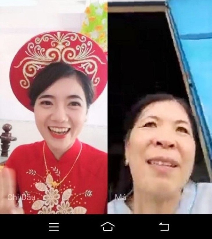 ຍາດຕິພີ່ນ້ອງສົ່ງຄຳອວຍພອນໃຫ້ເຈົ້າບ່າວ, ເຈົ້າສາວຜ່ານທາງໂທລະສັບ. (ພາບ: tienphong.vn) ຍາດຕິພີ່ນ້ອງສົ່ງຄຳອວຍພອນໃຫ້ເຈົ້າບ່າວ, ເຈົ້າສາວຜ່ານທາງໂທລະສັບ. (ພາບ: tienphong.vn)