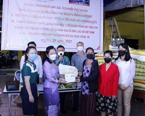 ມອບຂອງຂວັນຊ່ວຍເຫຼືອປະຊາຊົນຊາວຫວຽດນາມ ແລະຊາວລາວ ທີ່ປະສົບຄວາມຫຍຸ້ງຍາກຍ້ອນພະຍາດໂຄວິດ-19. ພາບ: ສໍານັກຂ່າວສານຫວຽດນາມ.