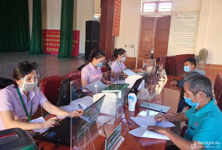 ທະນາຄານນະໂຍບາຍຢູ່ບັນດາແຂວງ, ນະຄອນ ພາຍໃນປະເທດສືບຕໍ່ລະດົມແຫລ່ງທຶນໃຫ້ຜູ້ທຸກຍາກ.            (ພາບປະກອບ: Báo Nghệ An)