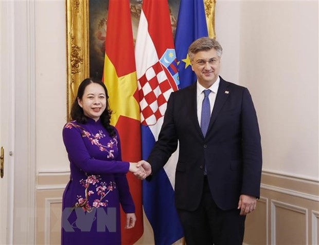 ທ່ານ Andrej Plenkovic ນາຍົກລັດຖະມົນຕີ ກຣົວຊີ ຕ້ອນຮັບທ່ານນາງ ຫວໍ ທິ ແອ໊ງ ຊວັນ ຮອງປະທານປະເທດ ຫວຽດນາມ(ພາບ:TTXVN)