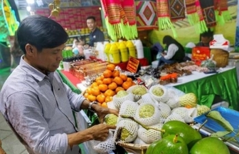 ຄຸ້ມຖະໜົນຍ່າງ ໂຮ່ຮ່ວານກ໊ຽມ ມີສີສັນຫຼາກຫຼາຍຂອງບັນດາຊົນເຜົ່າຢູ່ແຂວງ ເຊີນລາ - ໄຕບັກ