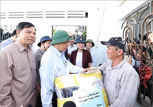 ທ ານນາຍ ກລ ດຖະມ ນຕ ຫວຽດນາມ ຫງວຽນຊວນຟ ກ ໄດ ໄປຢ ຢາມຖາມຂ າວ ແລະ ມອບຂອງຂວ ນໃຫ ບາງຄອບຄ ວທ ຖ ກຜ ນເສຍຫາຍຢ າງໜ ກໜ ວງຍ ອນພາຍ molave