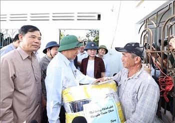 ທ່ານນາຍົກລັດຖະມົນຕີຫວຽດນາມ ຫງວຽນຊວນຟຸກ ໄດ້ໄປຢື້ຢາມຖາມຂ່າວ ແລະ ມອບຂອງຂວັນໃຫ້ບາງຄອບຄົວທີ່ຖືກຜົນເສຍຫາຍຢ່າງໜັກໜ່ວງຍ້ອນພາຍຸ  Molave