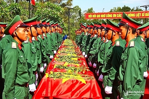 ຍັງມີເຫື່ອແຮງ, ຂ້າພະເຈົ້າຍັງໄປຊອກຫາເພື່ອນຮ່ວມກອງ ຍ ງມ ເຫ ອແຮງ ຂ າພະເຈ າຍ ງໄປຊອກຫາເພ ອນຮ ວມກອງ