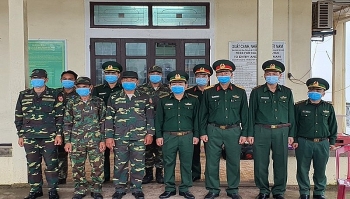 ຄະນະປະຕິບັດງານກອງບັນຊາການທະຫານແຂວງສາລະວັນ, ລາວ ໄດ້ມາຢ້ຽມຢາມ, ມອບຂອງຂວັນໜູນຊ່ວຍໃຫ້ກອງບັນຊາການທະຫານແຂວງກວ໋າງຈິ ແລະແຂວງເທື່ອທຽນເຫວ້