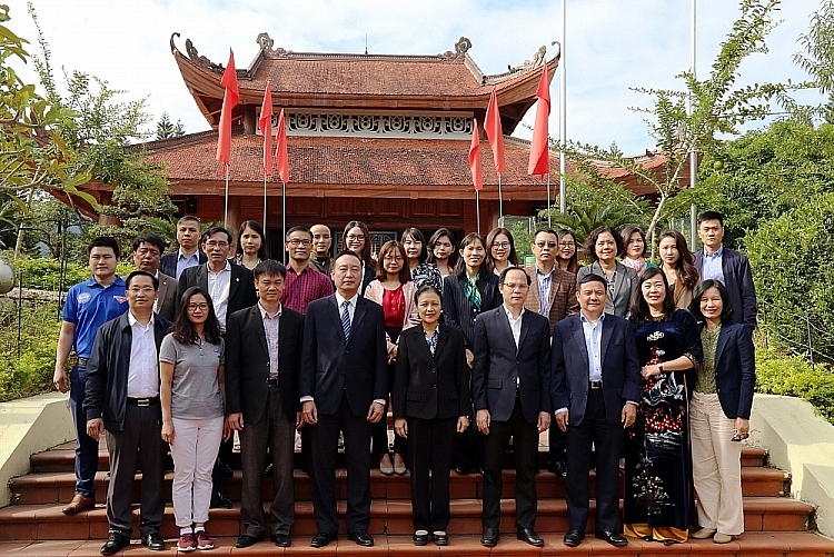 ຄະນະຜ ແທນສະຫະພ ນບ ນດາອ ງການມ ດຕະພາບຫວຽດນາມ ໄດ ກ ບຄ ນຫາເຄ າກຳເນ ດ ແລະມອບເຮ ອນເອ ອອາທອນໃຫ ແກ ປະຊາຊ ນຕາແສງ ດ ຽມໝາກ