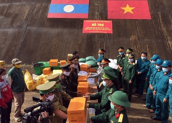 ຫວຽດນາມ ມອບເຄື່ອງຊ່ວຍຫຼືອໃຫ້ແກ່ກໍາລັງປະກອບອາວຸດ ແລະປະຊາຊົນ ລາວ ແກ້ໄຂຜົນຮ້າຍຢ້ອນຫຼັງຈາກພາຍຸນໍ້າຖ້ວມ