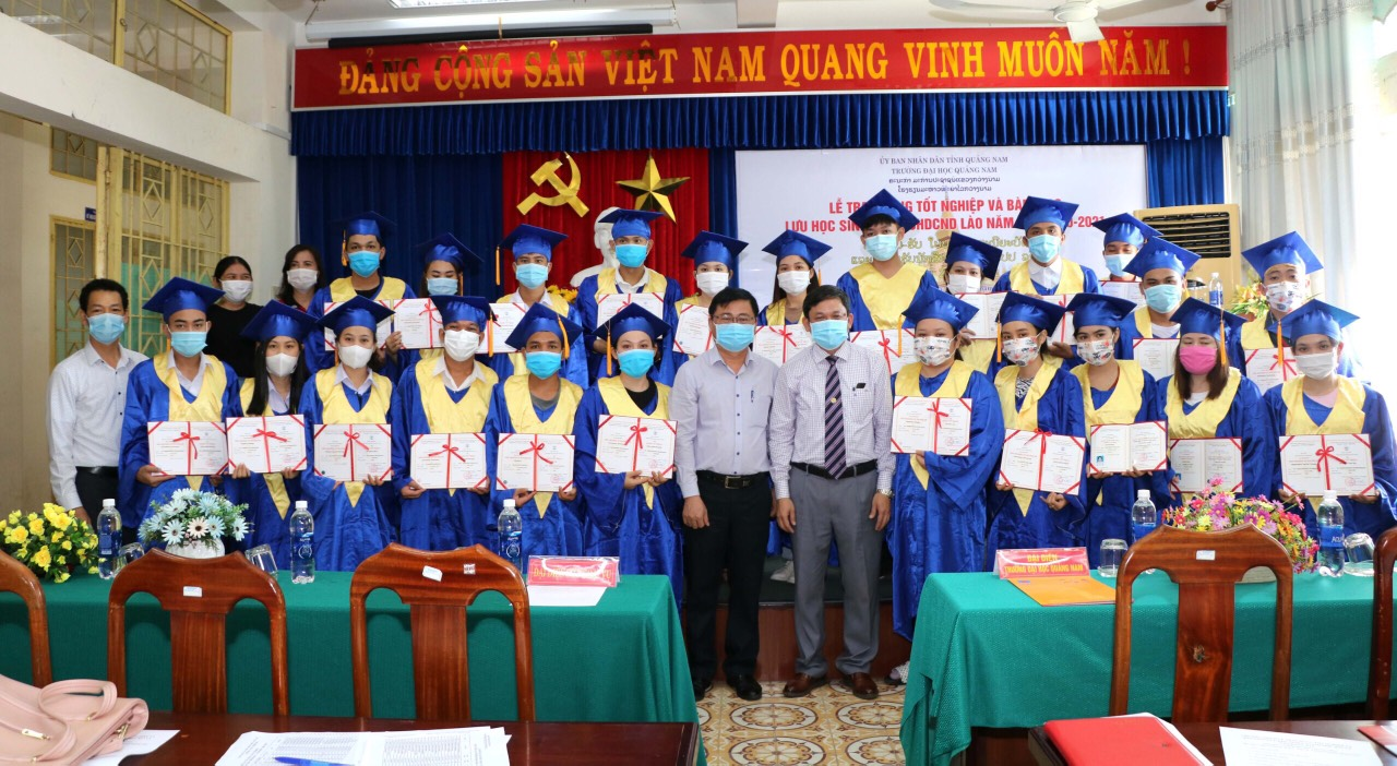 Lễ tốt nghiệp phát chứng chỉ hoàn thành khóa đào tạo tiếng Việt và chuyên ngành cho lưu học sinh Lào tại trường Đại học Quảng Nam. (Ảnh: H. Trưởng) Lễ tốt nghiệp phát chứng chỉ hoàn thành khóa đào tạo tiếng Việt và chuyên ngành cho lưu học sinh Lào tại trường Đại học Quảng Nam. (Ảnh: H. Trưởng)