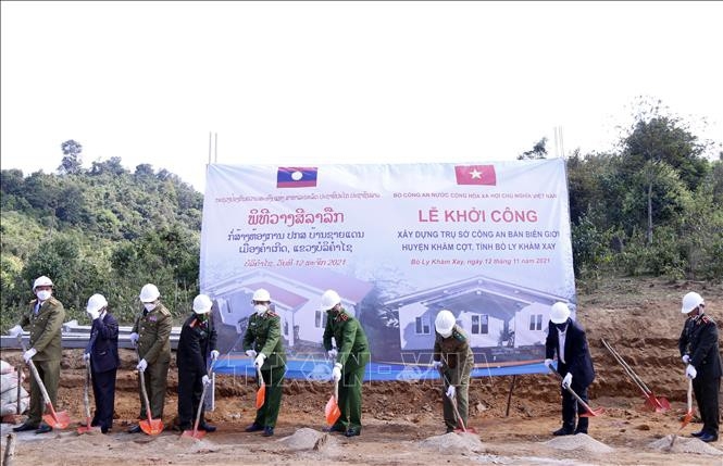 ພິທີເລີ່ມລົງມືກໍ່ສ້າງຫ້ອງການຕຳຫຼວດບ້ານ ນາທອນ, ເມືອງ ຄຳເກີດ (ພາບ: TTXVN) ພິທີເລີ່ມລົງມືກໍ່ສ້າງຫ້ອງການຕຳຫຼວດບ້ານ ນາທອນ, ເມືອງ ຄຳເກີດ (ພາບ: TTXVN)