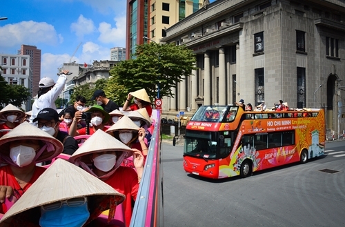 ນຊຸມມື້ຜ່ານມາ, Tour ທ່ອງທ່ຽວໄດ້ດຶງດູດຄວາມສົນໃຈຂອງຊາວນະຄອນເປັນຈໍານວນຫຼວງຫຼາຍ. ພາບ: qdnd.vn