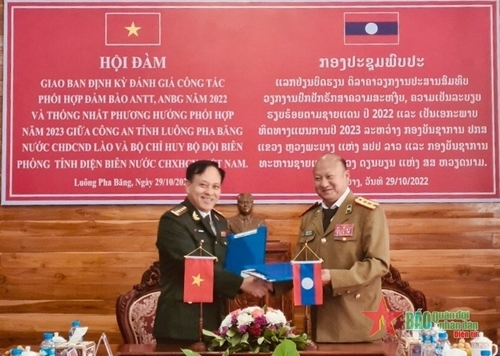 ສະຫາຍພັນເອກພິເສດ ບຸ່ຍເຖຕວຽນ ແລະສະຫາຍພັນເອກ ຕູຊົ່ງ ປັດໄຈ ແລກປ່ຽນບົດບັນທຶກຊ່ວຍຈໍາວ່າດ້ວຍການພົບປະ. ພາບ: qdnd.vn ສະຫາຍພັນເອກພິເສດ ບຸ່ຍເຖຕວຽນ ແລະສະຫາຍພັນເອກ ຕູຊົ່ງ ປັດໄຈ ແລກປ່ຽນບົດບັນທຶກຊ່ວຍຈໍາວ່າດ້ວຍການພົບປະ. ພາບ: qdnd.vn