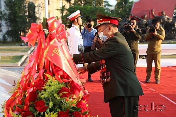 ການນຳ ພັກ-ລັດ ວາງພວງມາລາ ສະຫລອງວັນຊາດ ຄົບຮອບ 45 ປີ ການນຳ ພ ກ ລ ດ ວາງພວງມາລາ ສະຫລອງວ ນຊາດ ຄ ບຮອບ 45 ປ
