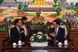 ການນຳ ພ ກ ລ ດ ວາງພວງມາລາ ສະຫລອງວ ນຊາດ ຄ ບຮອບ 45 ປ