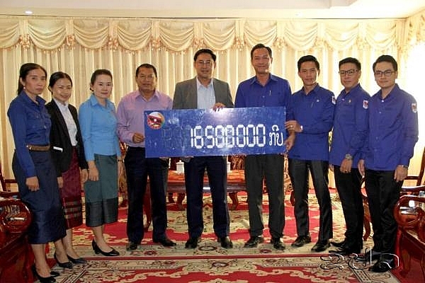 ຊາວໜ ມ ກວຕ ມອບເງ ນປະກອບສ ວນເຂ າໃນການ ດຳເນ ນກອງປະຊ ມໃຫຍ ຜ ແທນຊາວໜ ມທ ວປະເທດ ຄ ງທ viii