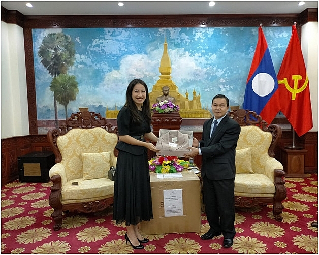 Doanh nghiệp Việt Nam trao tặng quà cho các bà mẹ, các chị, em dân tộc Lào Doanh nghiệp Việt Nam trao tặng hơn 10.000 sản phẩm thời trang cao cấp cho phụ nữ Lào
