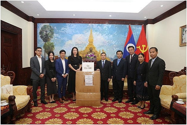 Doanh nghiệp Việt Nam trao tặng quà cho các bà mẹ, các chị, em dân tộc Lào Doanh nghiệp Việt Nam trao tặng hơn 10.000 sản phẩm thời trang cao cấp cho phụ nữ Lào
