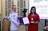 ເອື້ອຍ​ຄູ​ຊົນ​ເຜົ່າ​ເມື່ອງ ໄດ້ຮ​ັບ​ລາງວັນສົມ​ເດັດ​ເຈົ້າ​ຟ້າ​ມະ​ຫາ​ຈັກ​ກ​ຣີ ປີ 2021 ຂອງ ໄທ