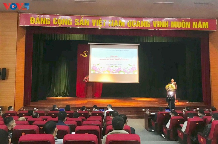 ທ່ານ ຫງວຽນວັນຫງຽບ, ຮອງຜູ້ອຳນວຍການສູນແກ້ໄຂບັນຫາກ່ຽວກັບລູກລະເບີດແຫ່ງຊາດ ຫວຽດນາມ (VNMAC) ກ່າວຄຳເຫັນທີ່ຊຸດຝຶກອົບຮົມ (ພາບ: VOV5)