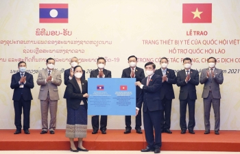 ທ່ານ​ປະ​ທານ​ສະ​ພາ​ແຫ່ງ​ຊາດ ຫວຽດ​ນາມ ເວືອງ​ດິ່ງ​ເຫວ້ ໄດ້​ມີ​ການ​ໂອ້ລົມເຈ​ລະ​ຈາ​ກັບ​ ທ່ານ​ປະ​ທານ​ສະ​ພາ​ແຫ່ງ​ຊາດ​ລາວ