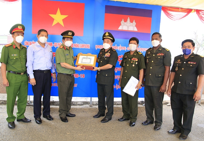 ພັນເອກ ດິງວັນເນີຍ ໄດ້ຮັບຫຼຽນໄຊໂດຍກະສັດກຳປູເຈຍ ມອບໃຫ້ ພັນເອກ ດິງວັນເນີຍ ໄດ້ຮັບຫຼຽນໄຊໂດຍກະສັດກຳປູເຈຍ ມອບໃຫ້