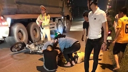 video phu xe dung chieu tro chan csgt de o to vi pham bo chay giua pho ha noi