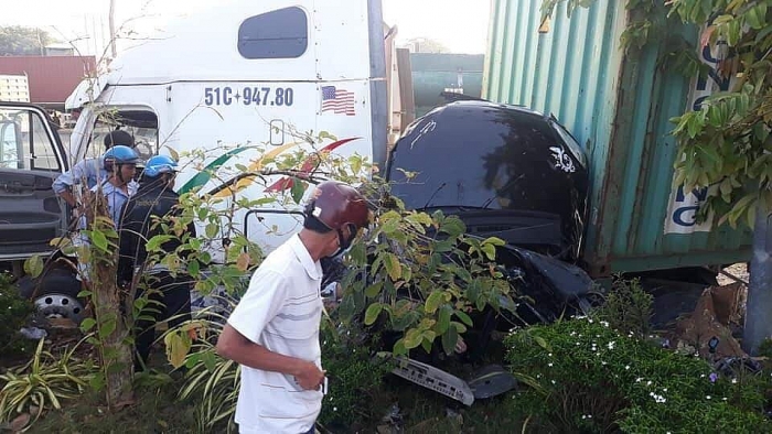 Container tông xe ô tô, 3 người tử vong container tong xe o to 3 nguoi tren xe tu vong o tay ninh