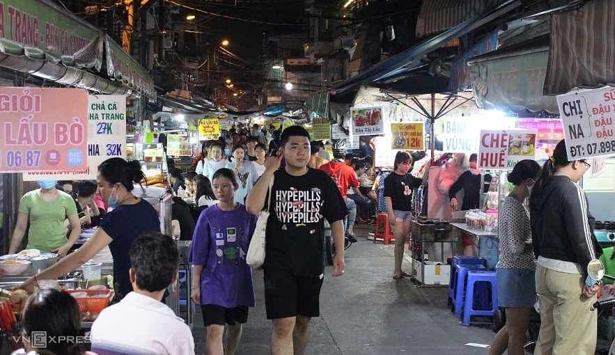 Exploring street food paradise at Sai Gon flower market Exploring street food paradise at Sai Gon flower market