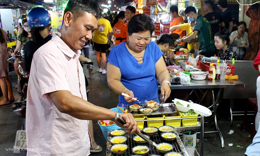Exploring street food paradise at Sai Gon flower market Exploring street food paradise at Sai Gon flower market