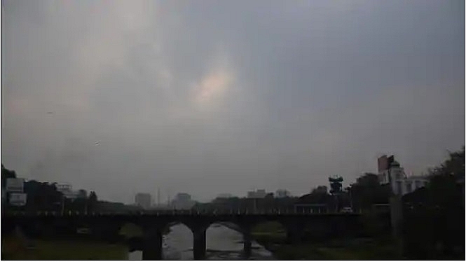 Due to rainfall in the last two days and a cloudy afternoon on Saturday, the day temperature reported in the city was 28.5 degrees Celsius. (Kalpesh Nukte/HT PHOTO) 2924 india 222
