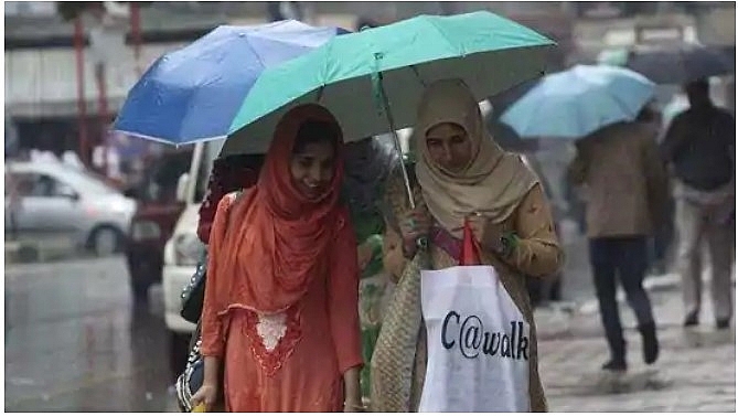 The weather department has predicted that the wet spell will continue for a few more days.(HT Photo) 5935 india 242 1