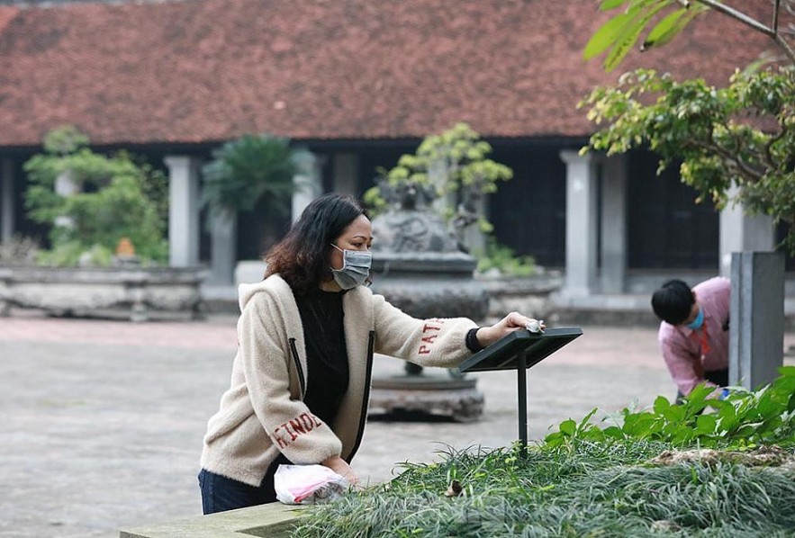 Before that, the staff of the Temple of Literature cleaned the billboards to welcome visitors. Photo: Tien Phong. Before that, the staff of the Temple of Literature cleaned the billboards to welcome visitors. Photo: Tien Phong.