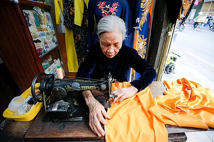 Family of 4 generations sewing Ao Dai in Old Quarter: From rusted sewing machine to a famous brand Family of 4 generations sewing Ao Dai in Old Quarter: From rusted sewing machine to a famous brand