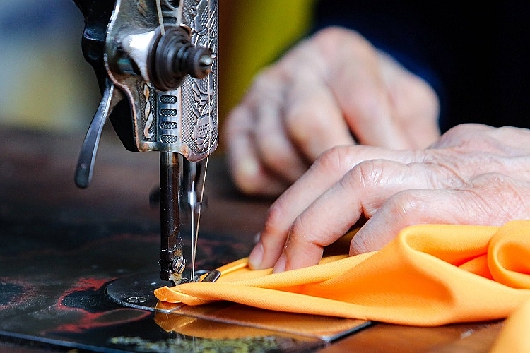 Family of 4 generations sewing Ao Dai in Old Quarter: From rusted sewing machine to a famous brand Family of 4 generations sewing Ao Dai in Old Quarter: From rusted sewing machine to a famous brand