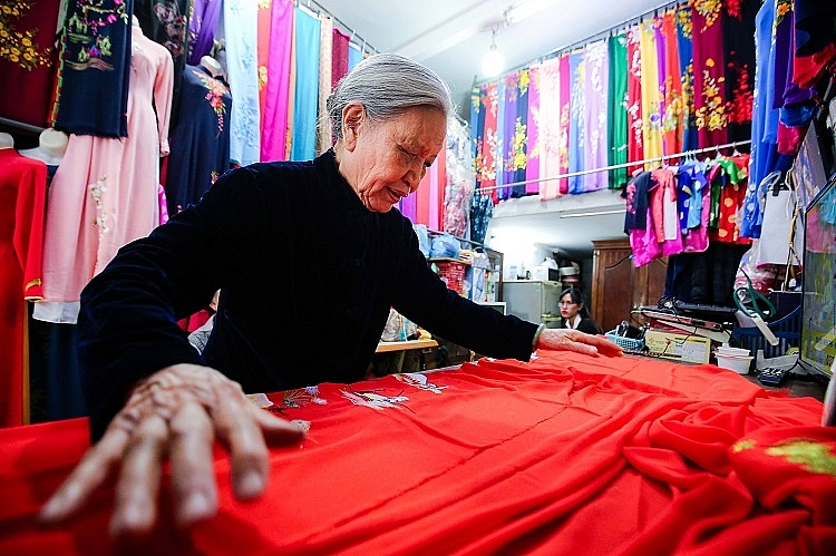 Family of 4 generations sewing Ao Dai in Old Quarter: From rusted sewing machine to a famous brand Family of 4 generations sewing Ao Dai in Old Quarter: From rusted sewing machine to a famous brand
