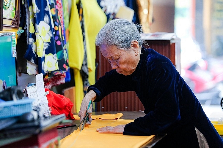 Family of 4 generations sewing Ao Dai in Old Quarter: From rusted sewing machine to a famous brand Family of 4 generations sewing Ao Dai in Old Quarter: From rusted sewing machine to a famous brand