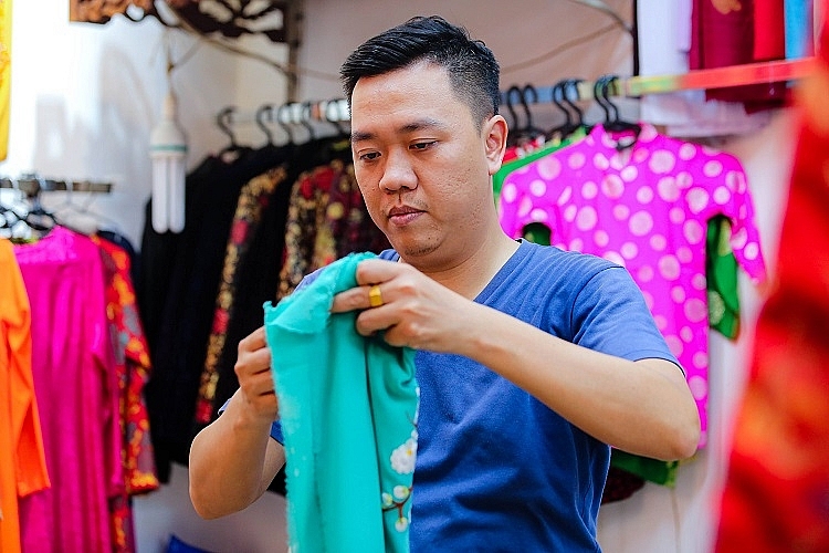 Family of 4 generations sewing Ao Dai in Old Quarter: From rusted sewing machine to a famous brand Family of 4 generations sewing Ao Dai in Old Quarter: From rusted sewing machine to a famous brand
