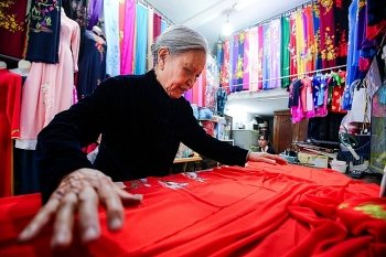 family of 4 generations sewing ao dai in hanoi old quarter from rusted sewing machine to a famous brand