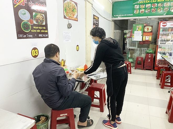 Hanoi's stores and restaurants reopen: Many people drop by coffee after 2 weeks of social distancing Hanoi's stores and restaurants reopen: Many people drop by coffee after 2 weeks of social distancing