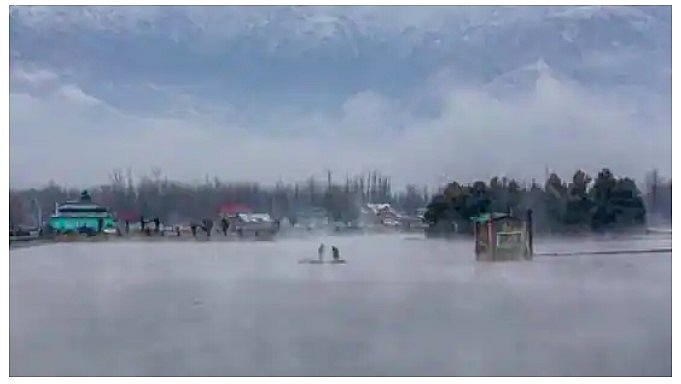 Men row their makeshift raft made of plastic pipes on the Dal Lake.(AP) 4600-india-103-2